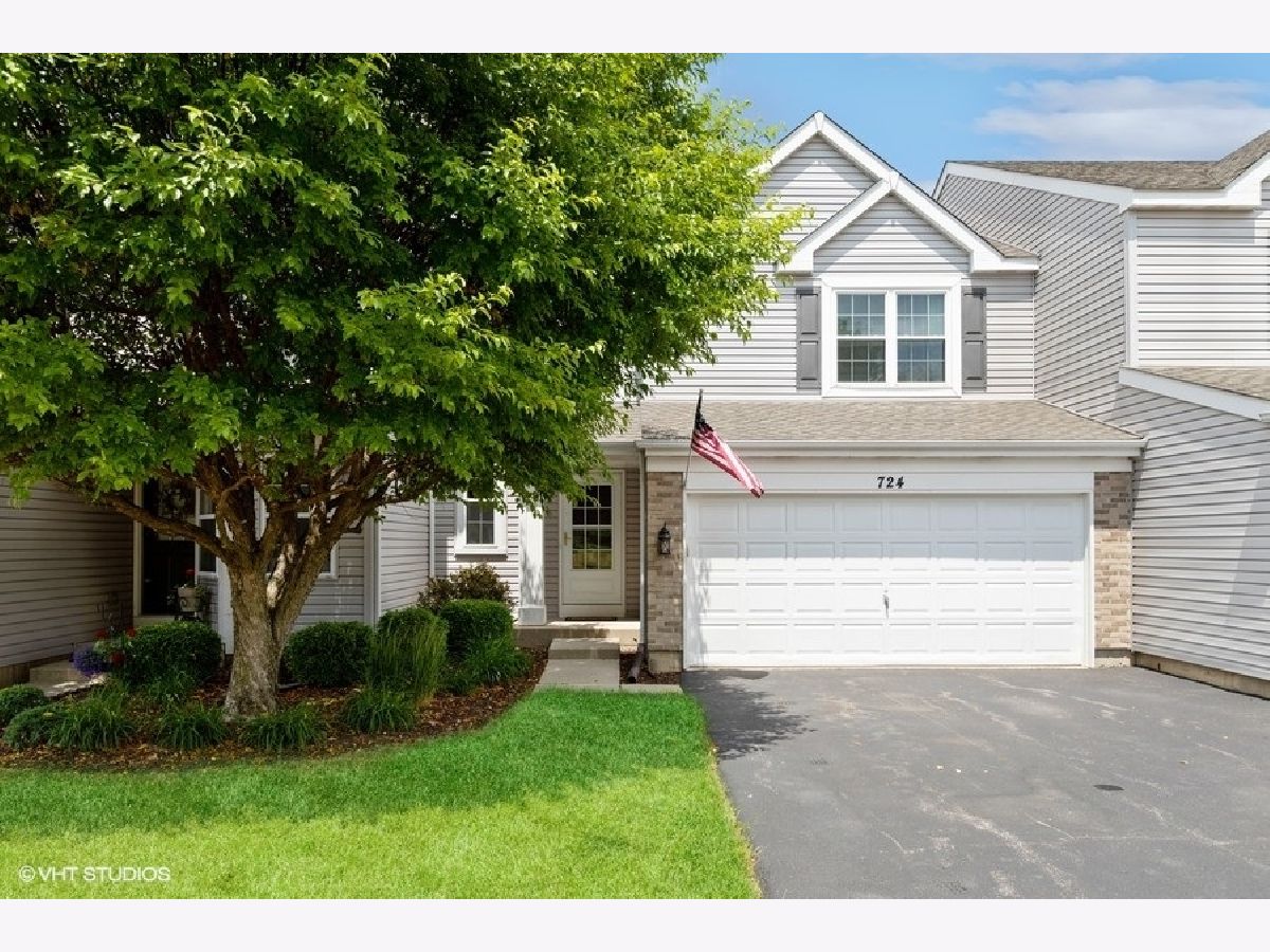 Townhomes Sold Mistwood Crystal Lake Illinois, 724 Silk Oak
