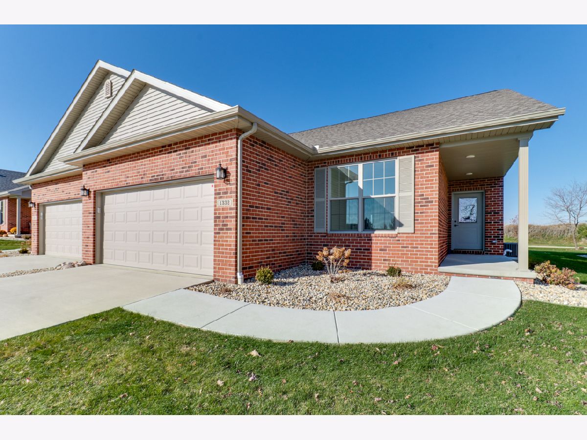 Condos & Townhomes Sold Evergreen Village Normal Illinois, 1332 Monterey Pine