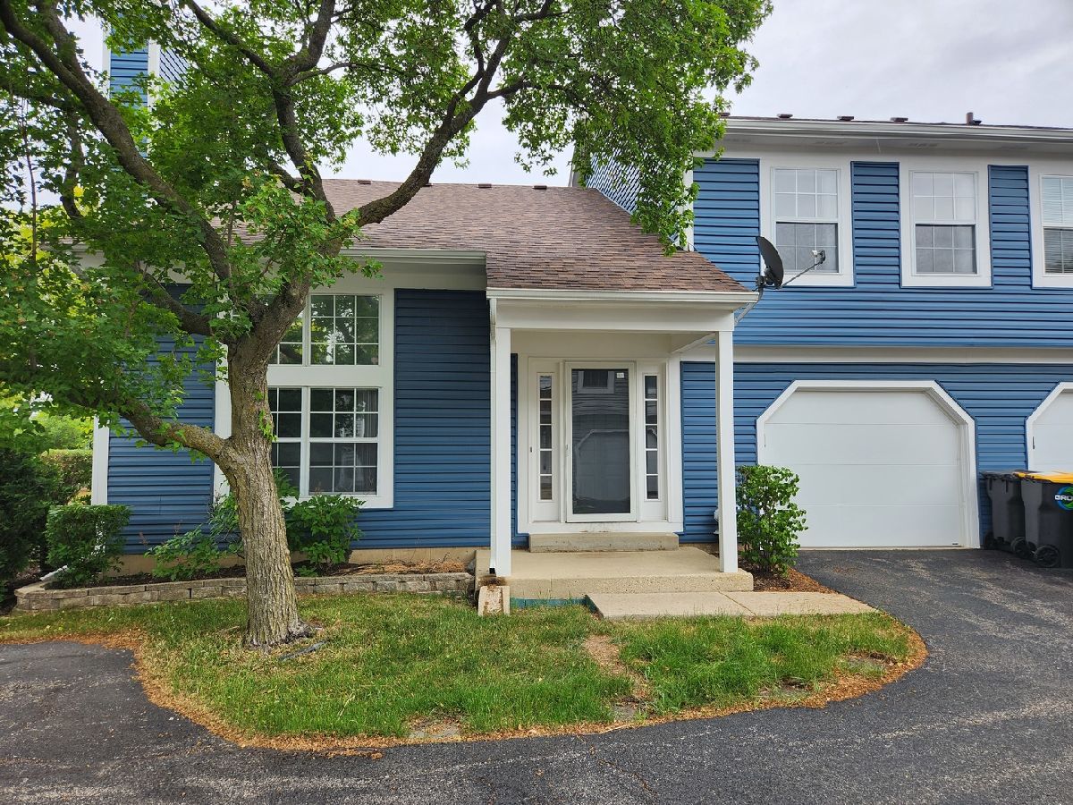 Townhomes Rented Southgate Manors Streamwood Illinois, 357 Wisteria