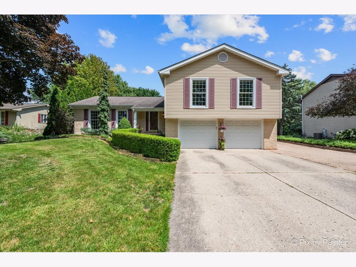 Homes & Condos & Townhomes Sold Colony I Crystal Lake Illinois, 649 Greenbrier