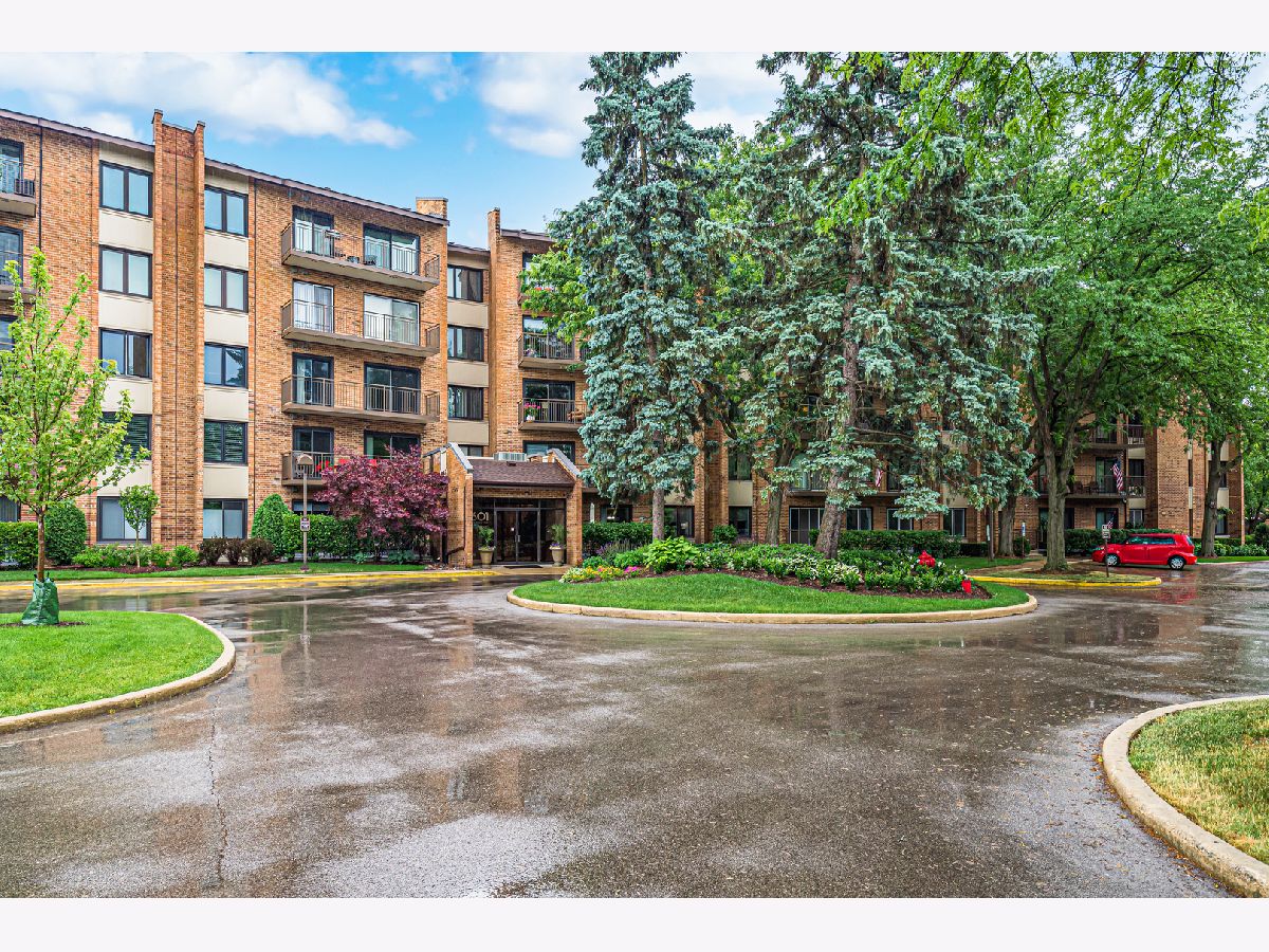 Lake Hinsdale Village Willowbrook IL, Condos & Townhomes For Sale & For