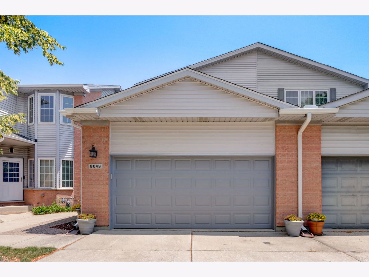 Townhomes & Homes Sold Chesterfield Gardens Niles Illinois, 8643 Shermer