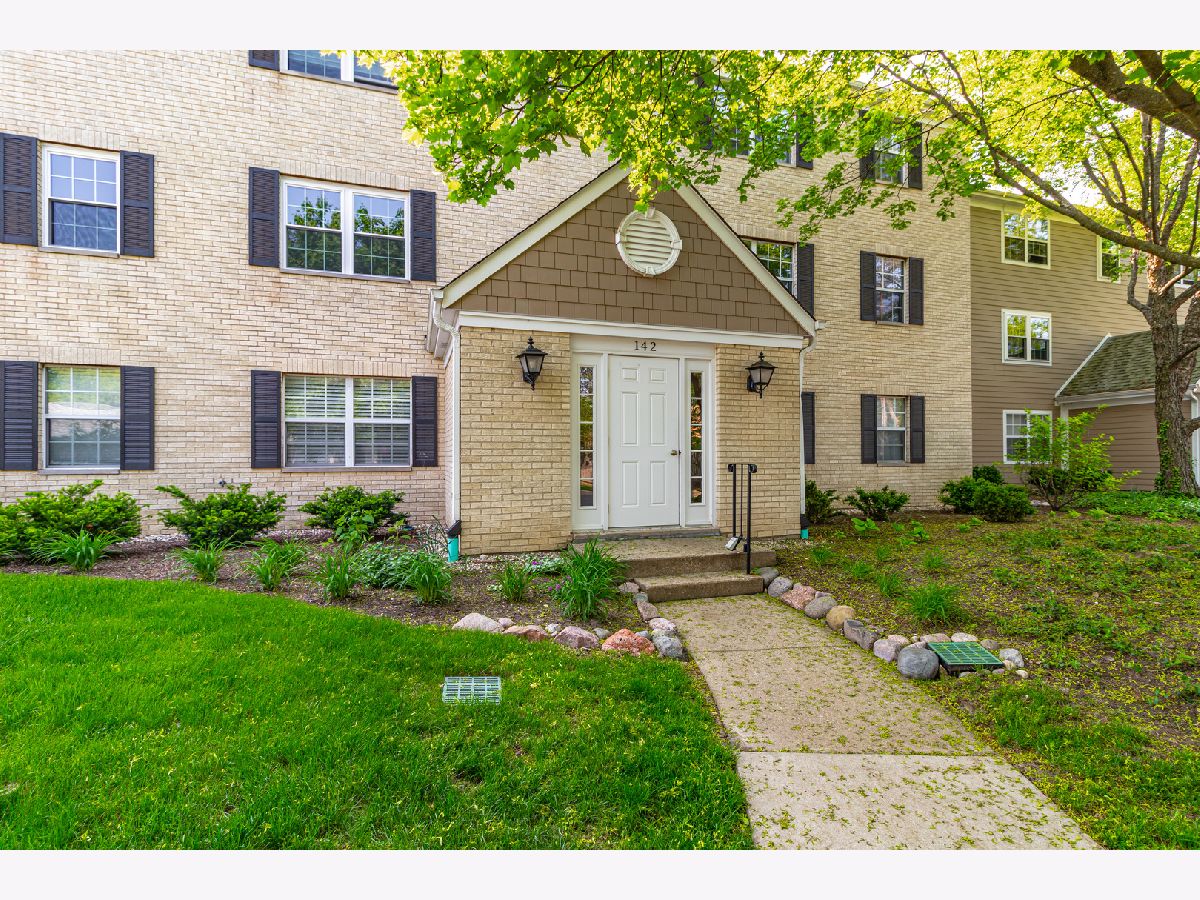 Condominiums Sold Cambridge Green Libertyville Illinois, 142 Winchester
