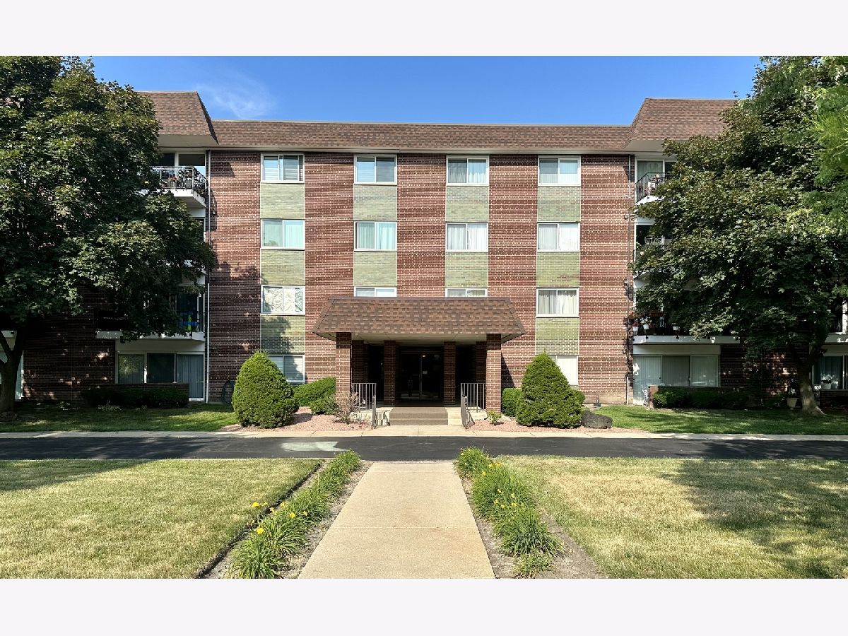 Condominiums & Homes Sold Green Acres Arlington Heights Illinois, 1030 Fernandez