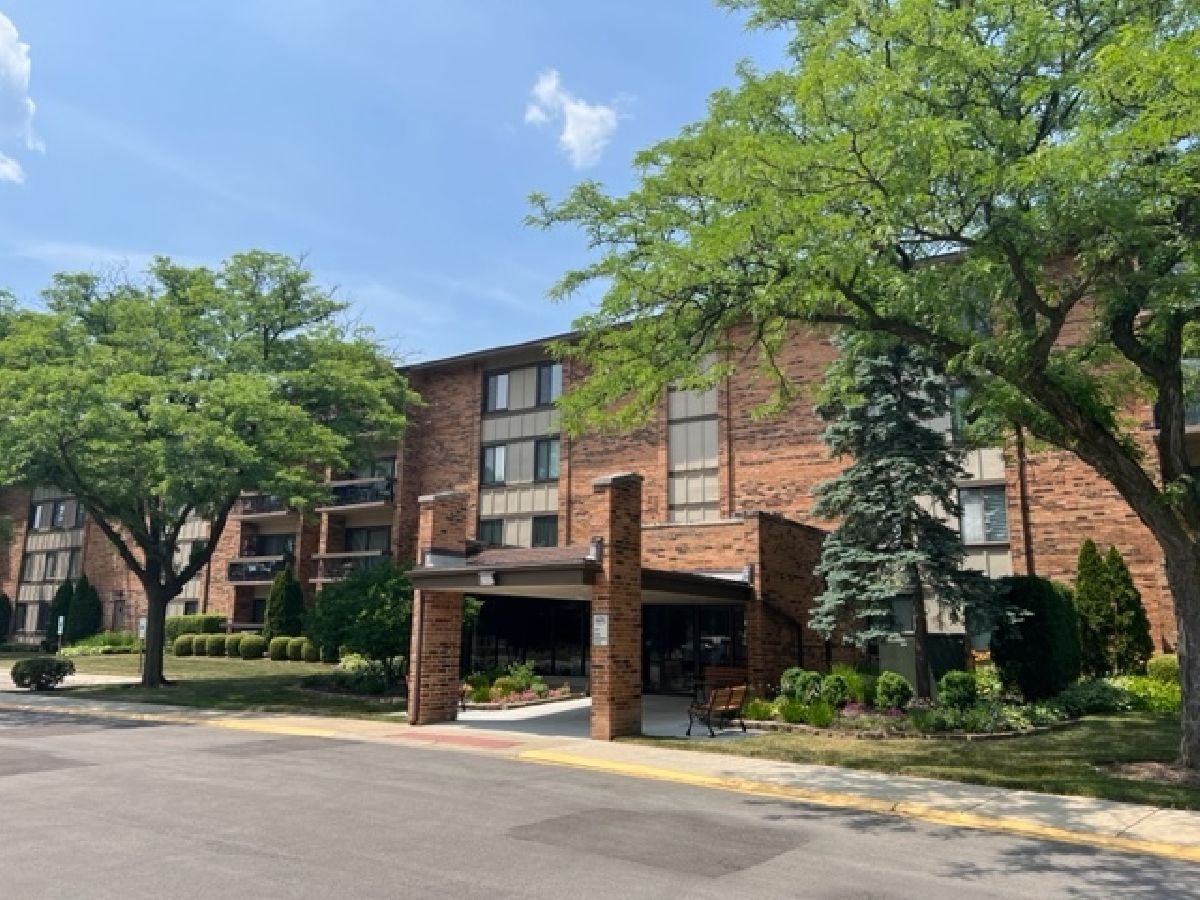 Lake Hinsdale Village Willowbrook IL, Condos & Townhomes For Sale & For