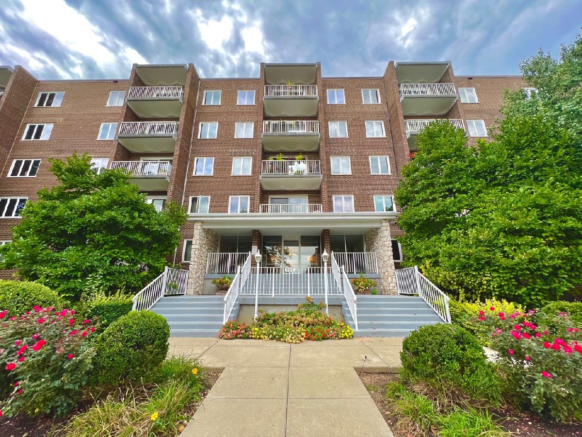Condominiums & Homes Sold Stratford House Des Plaines Illinois, 900 Center