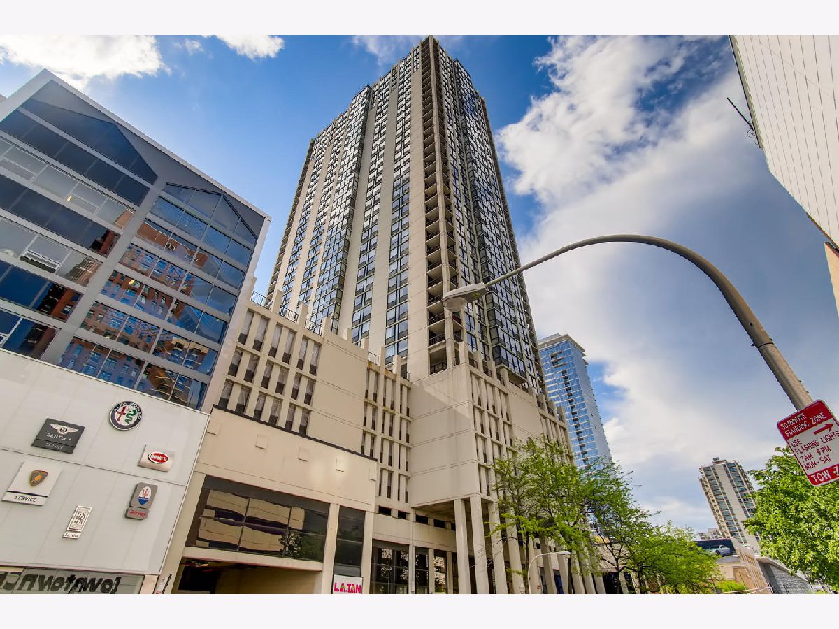 Condominiums Rented Elm At Clark Condos Chicago Illinois, 1122 Clark