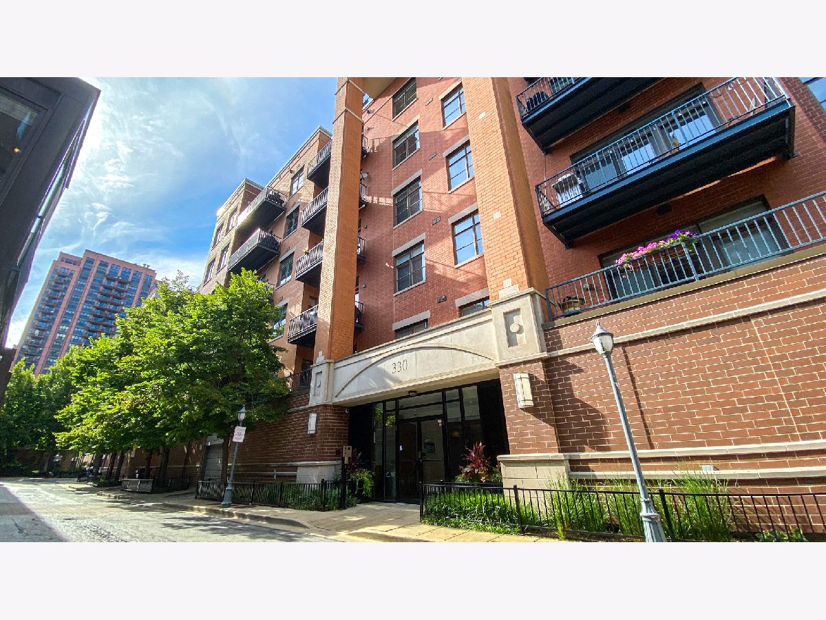 Condos & Townhomes Rented Fulton Station Chicago Illinois, 330 Clinton