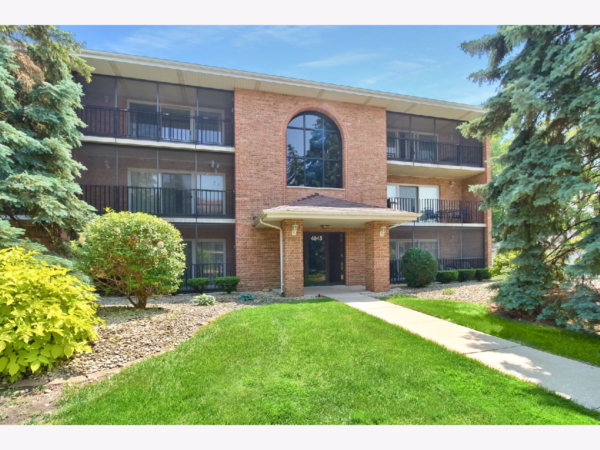 Condominiums Sold Circle Crest East Crestwood Illinois, 4945 Circle