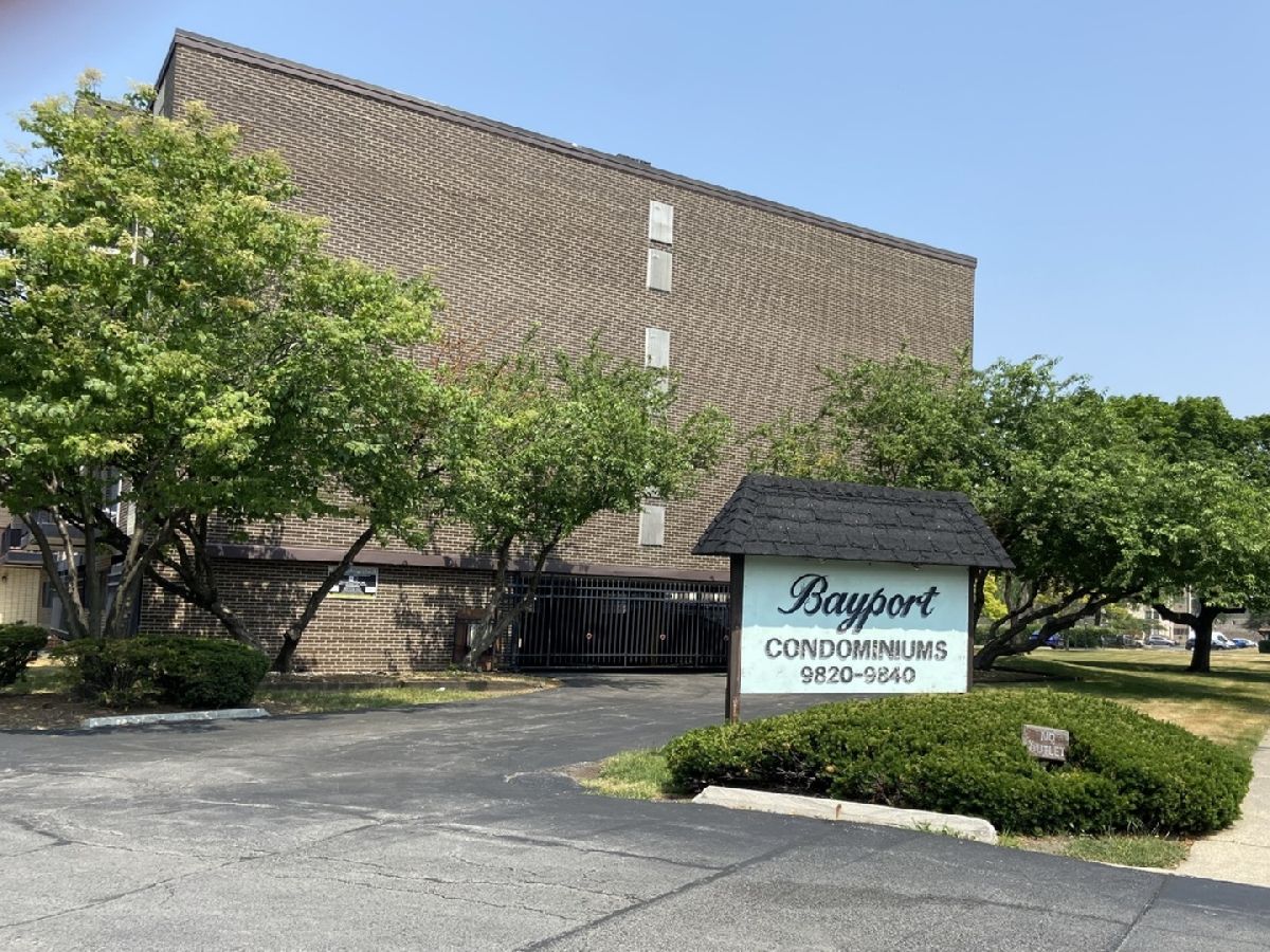 Condominiums & Homes Sold Bayport Oak Lawn Illinois, 9820 Pulaski