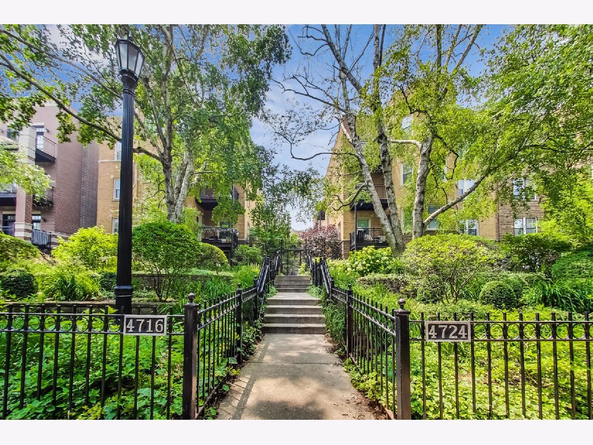 Condominiums Sold Beacon Square Chicago Illinois, 4720 Beacon
