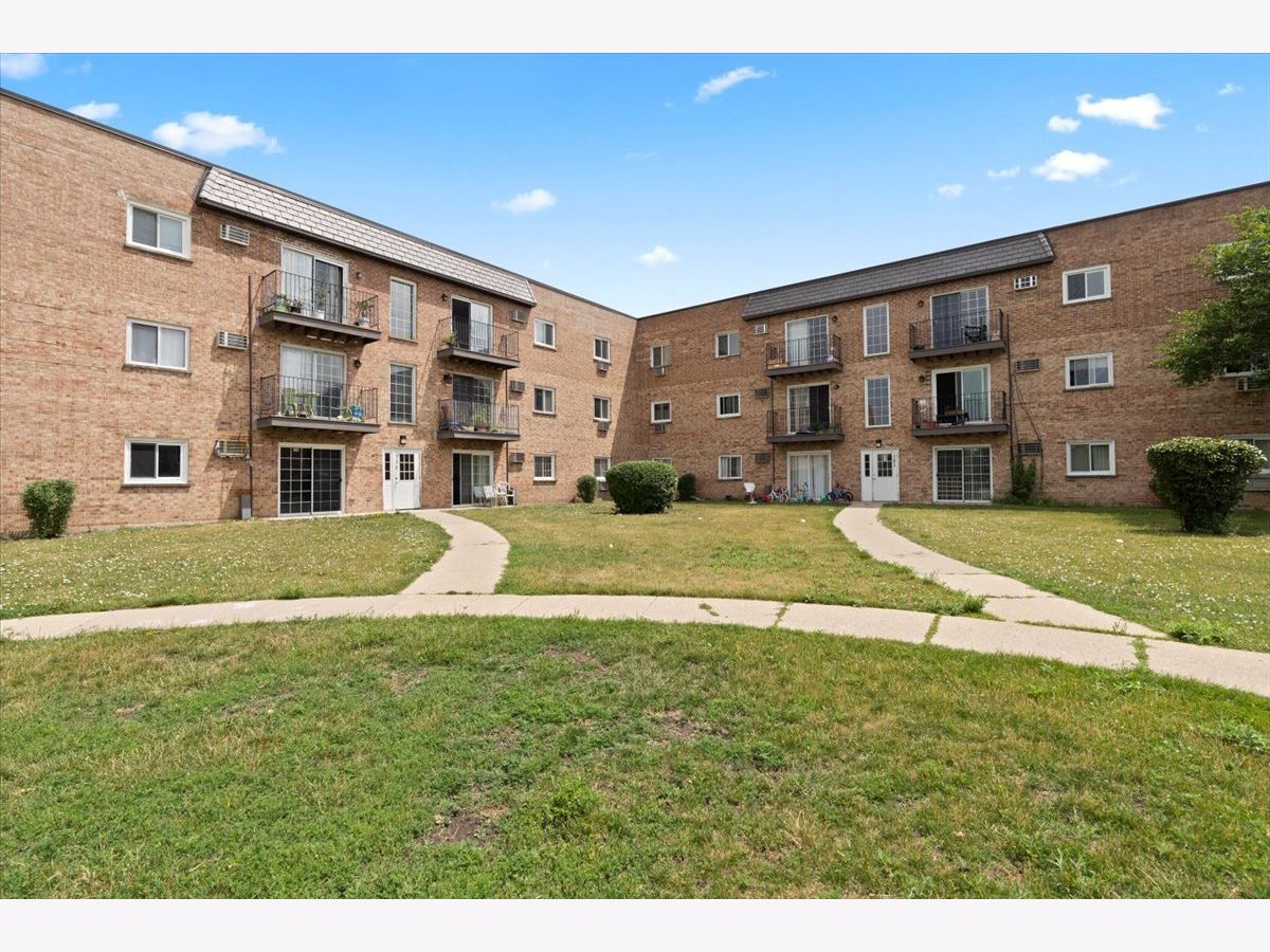 Condominiums Sold Carolshire Carol Stream Illinois, 151 Elk