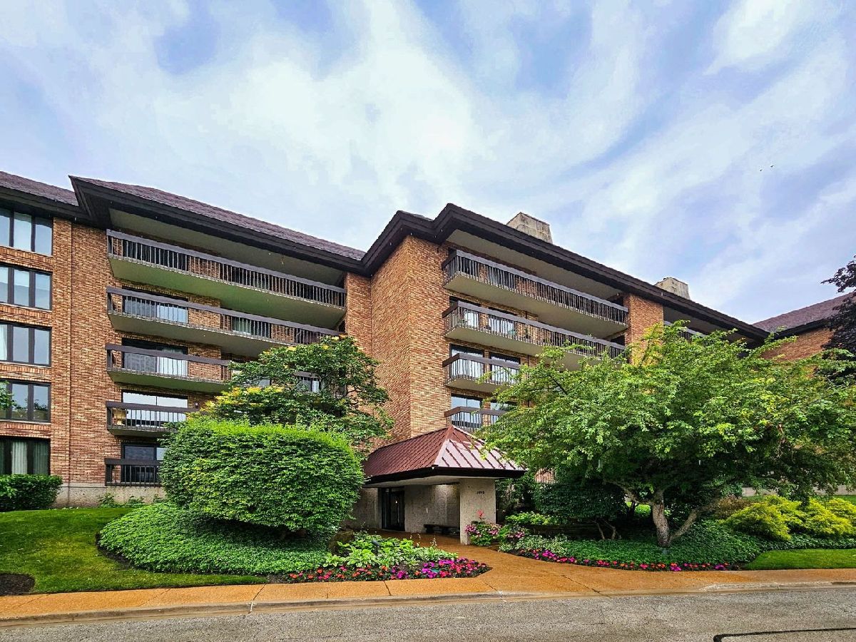 Mission Hills Northbrook IL, Condos & Townhomes & Homes For Sale & For