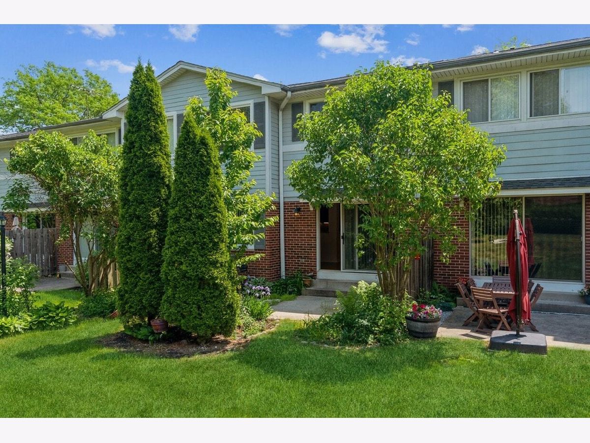 Townhomes Rented Park West Deerfield Illinois, 854 Swallow