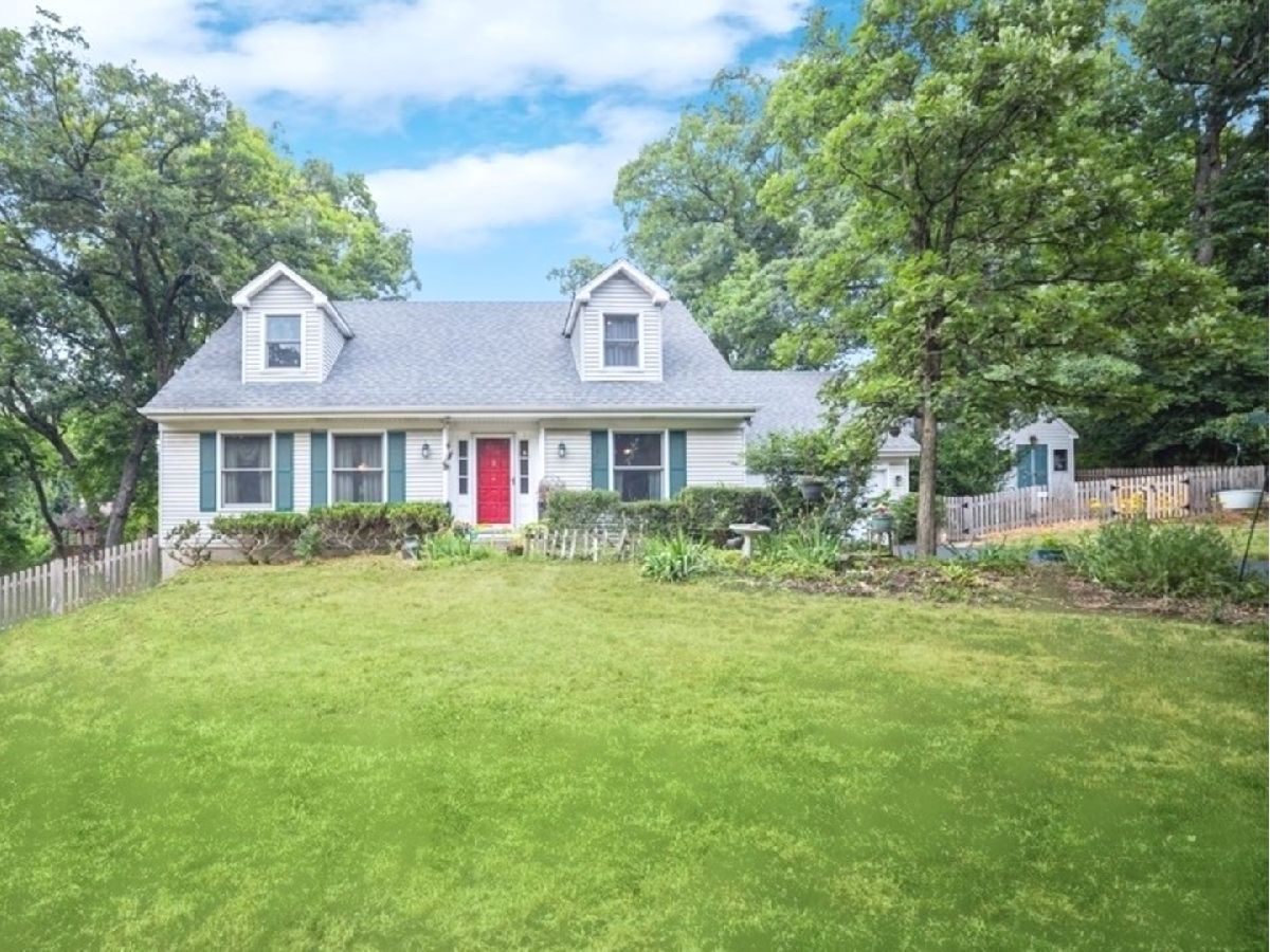 Homes Sold Lakewood Estates Carpentersville Illinois, 615 Hawthorne