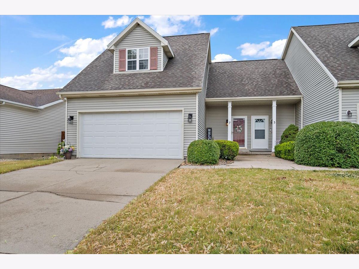 Condos & Townhomes & Homes Sold Lake Ridge Bloomington Illinois, 7 Lake Trail