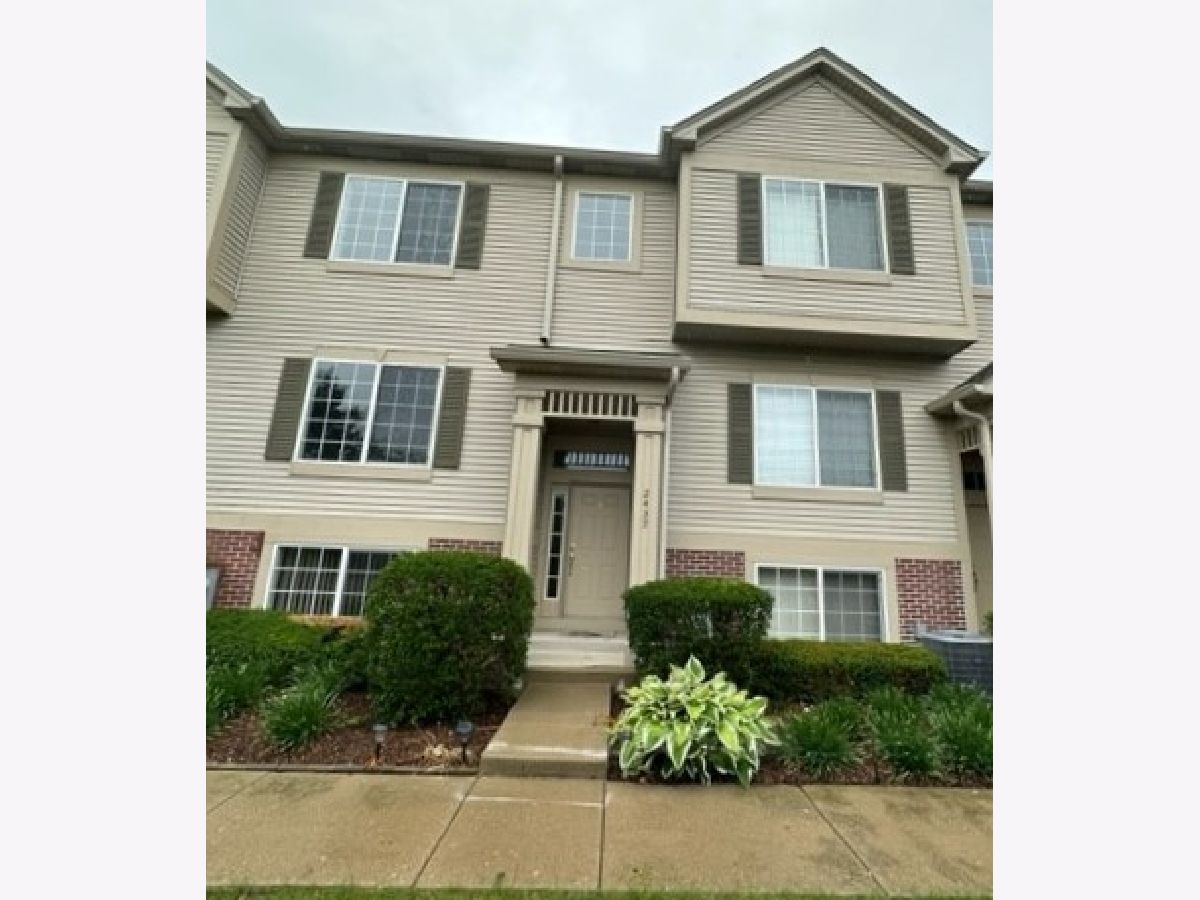 Townhomes & Condos & Homes Rented Grand Pointe Trails Aurora Illinois, 2437 Farnsworth