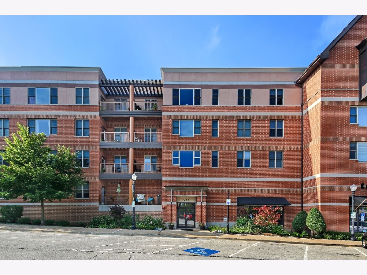 Condominiums Sold Acadia On The Green Downers Grove Illinois, 935 Burlington