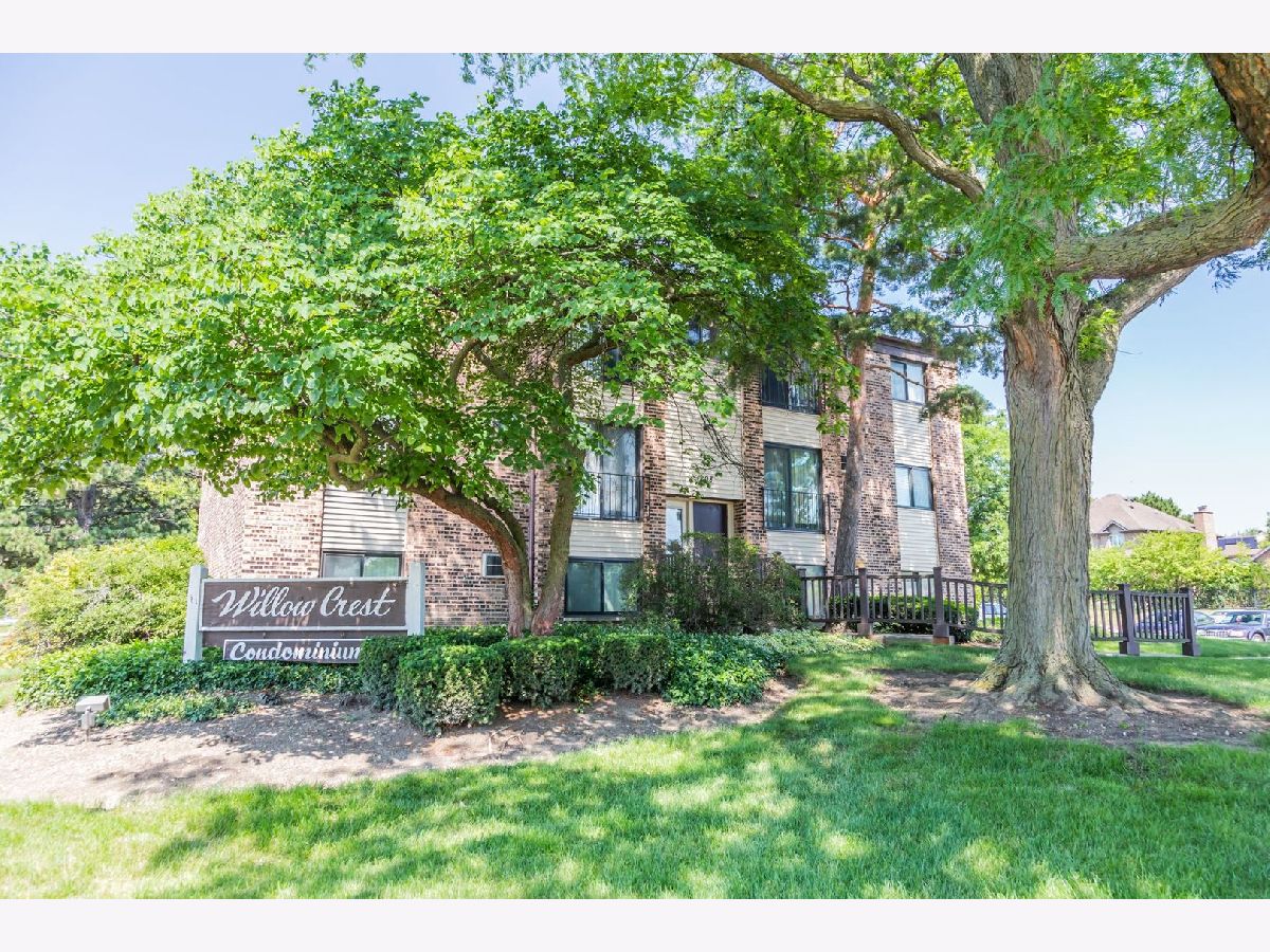 Condominiums Sold Willow Crest Glendale Heights Illinois, 208 Dunteman