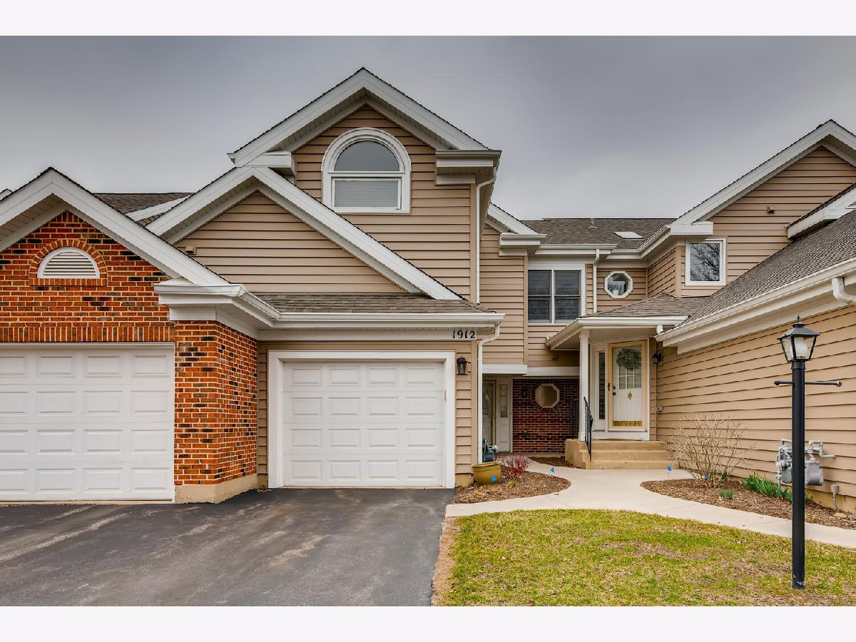 Townhomes & Condos & Homes Rented Lake Arlington Towne Arlington Heights Illinois, 1912 Coldspring