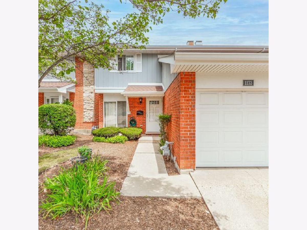 Homes & Townhomes & Condos Rented Briarcliffe Wheaton Illinois, 1173 Hertford