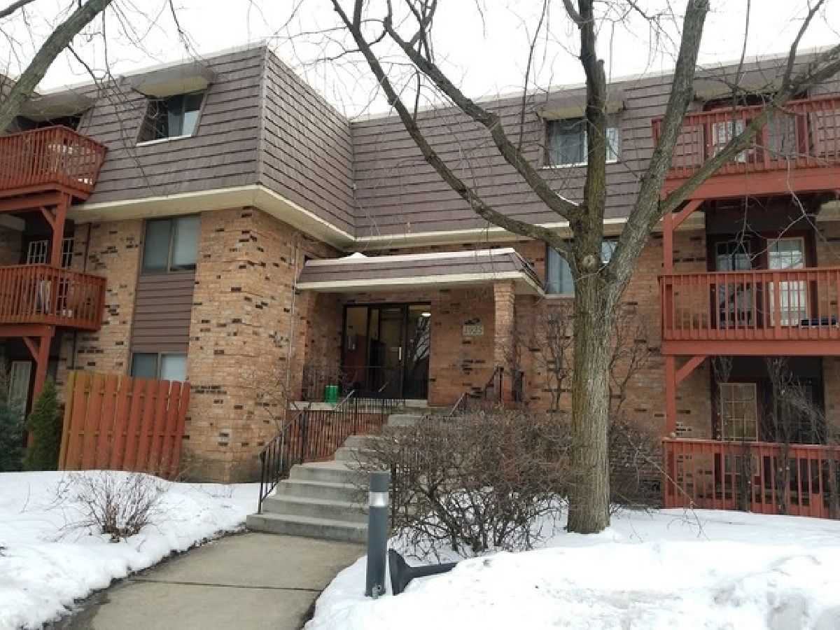 Condominiums Rented Acorn Woods Aurora Illinois, 1925 Tall Oaks