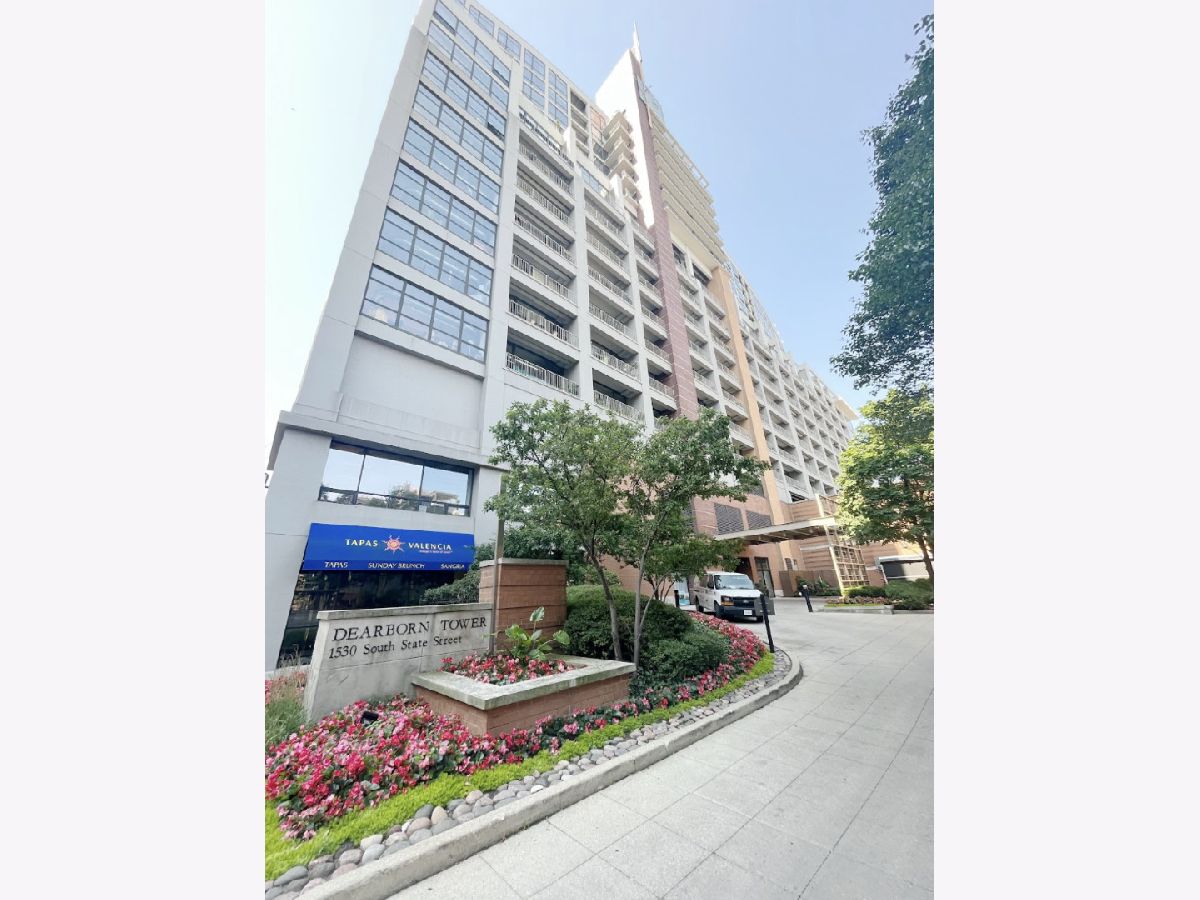 Condos & Townhomes Rented Dearborn Tower Chicago Illinois, 1530 State