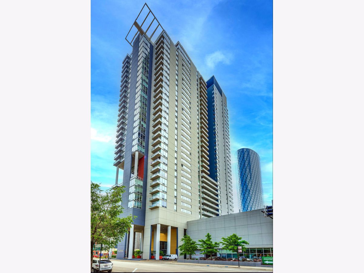 Condominiums Rented Skybridge Chicago Illinois, 737 Washington