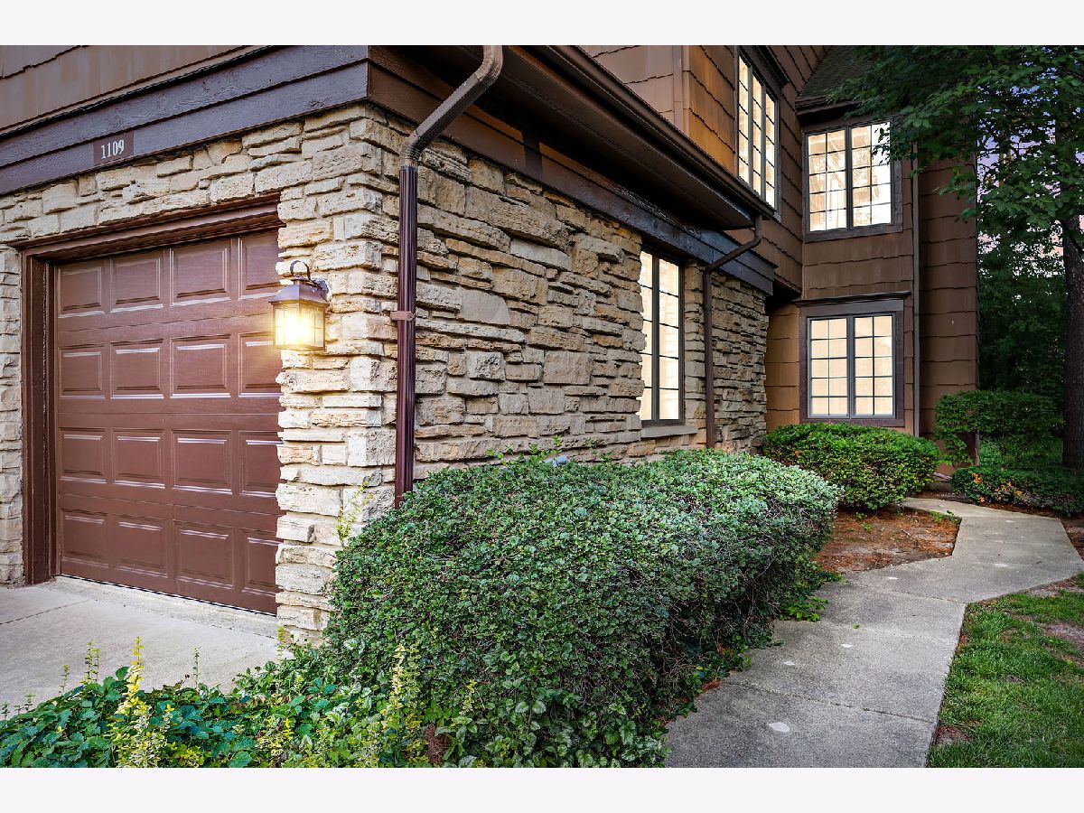 Woodlands Darien IL, Townhomes & Condos & Homes For Sale & For Rent