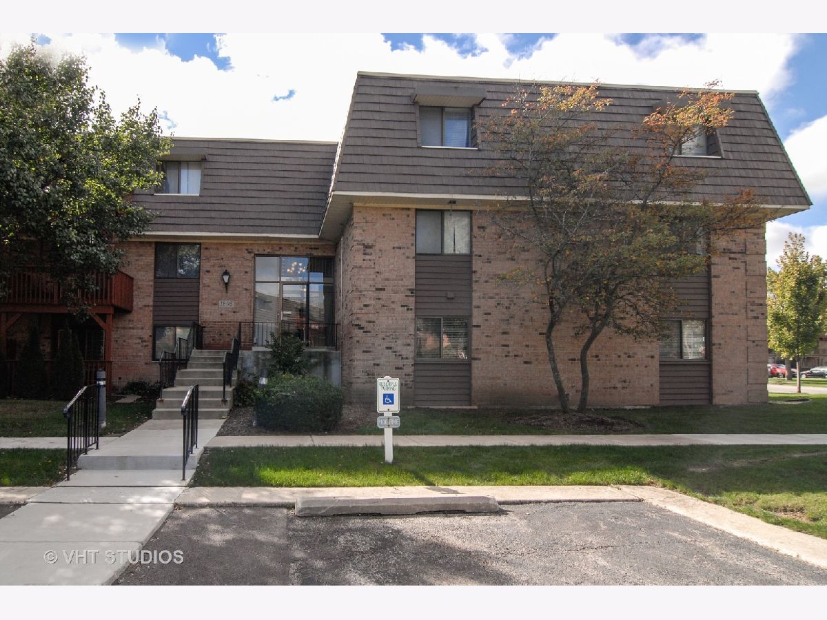 Condominiums Rented Acorn Woods Aurora Illinois, 1895 Tall Oaks