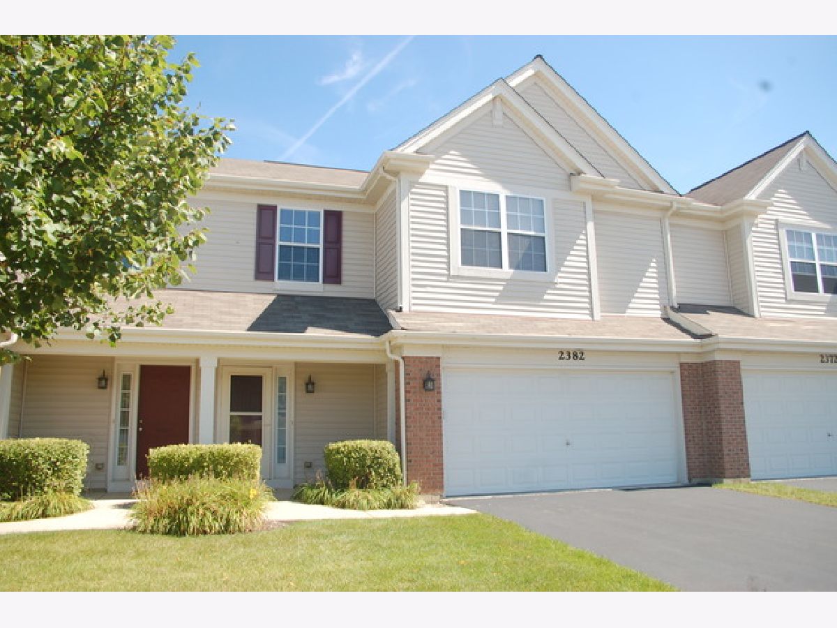 Townhomes & Condos Rented Coventry Lake In The Hills Illinois, 2382 Claremont