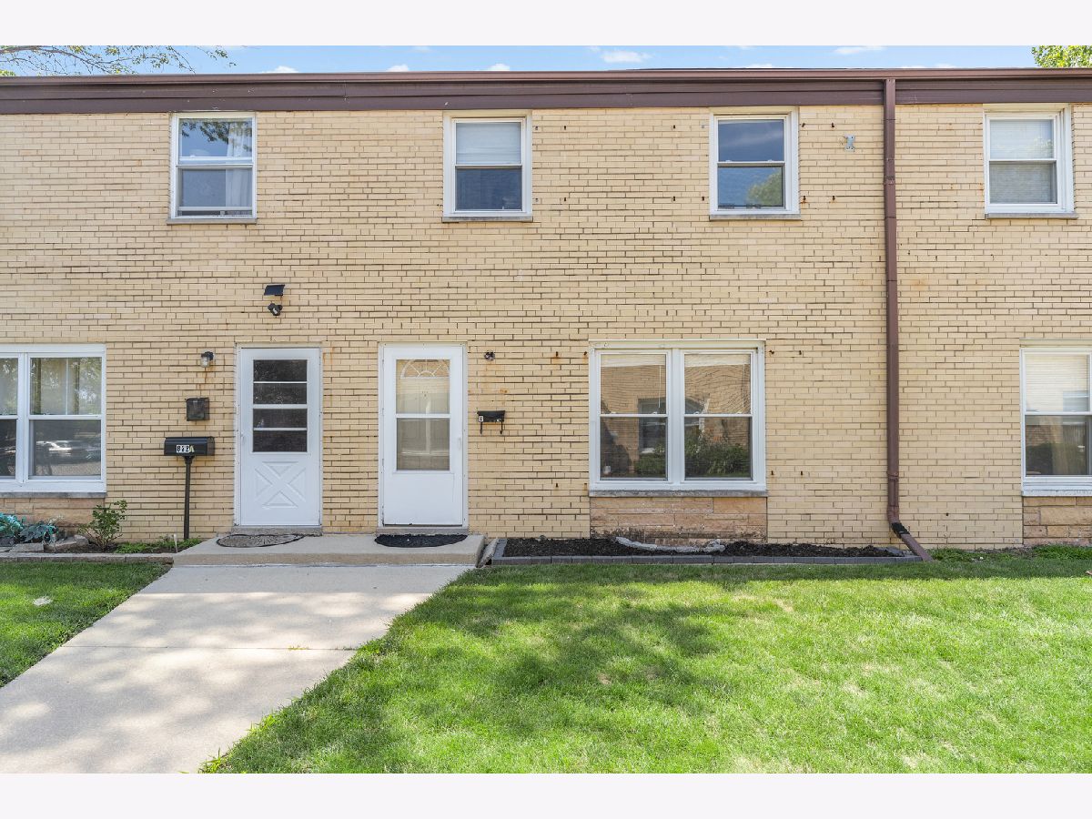 Townhomes Sold Colonial Hill Wheeling Illinois, 822 Colonial