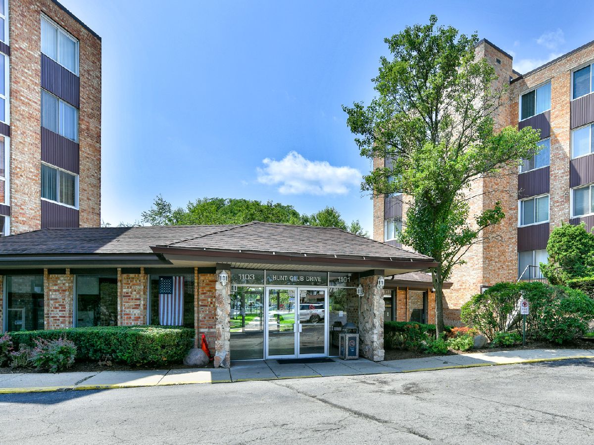 Condominiums Sold Hunt Club On The Lake Mount Prospect Illinois, 1101 Hunt Club