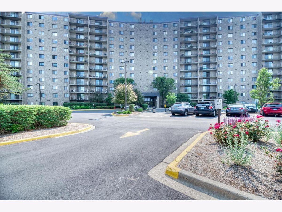Condominiums Sold Lake Hinsdale Towers Willowbrook Illinois, 6340 Americana