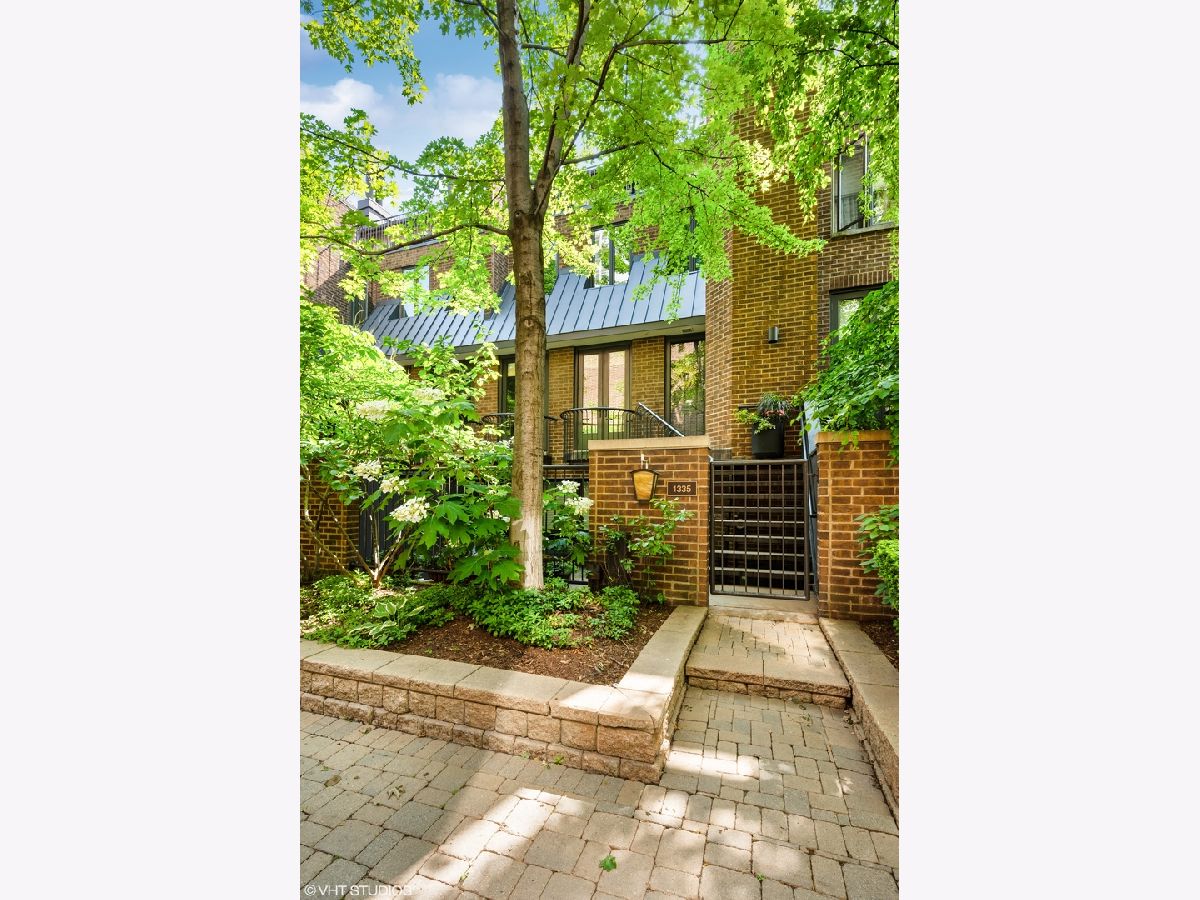 Townhomes Sold Sutton Place Chicago Illinois, 1335 Sutton