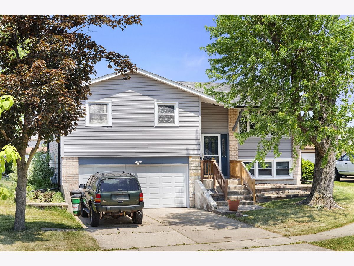 Condominiums & Homes Sold Country Club Woodridge Illinois, 2206 Birchwood