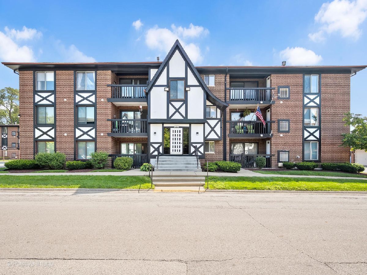 Condominiums Sold Regal Chateau Crestwood Illinois, 13615 Lamon