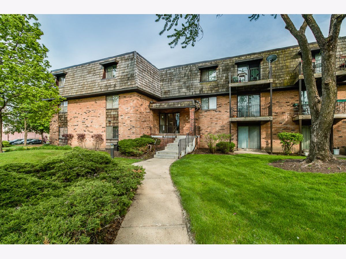 Condominiums Rented Arbors Buffalo Grove Illinois, 10 Oak Creek