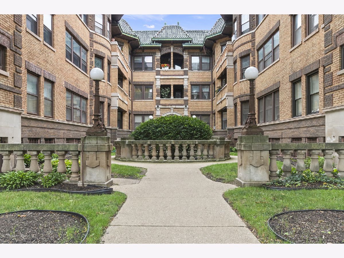 Condominiums Sold Courtyard On The Boulevard Chicago Illinois, 935 Hyde Park