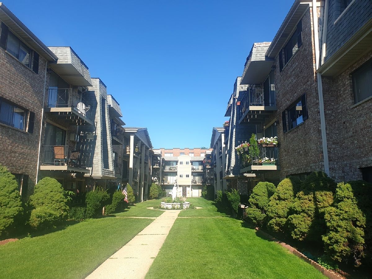 Condominiums Sold Innisbrook Chicago Illinois, 5319 Delphia
