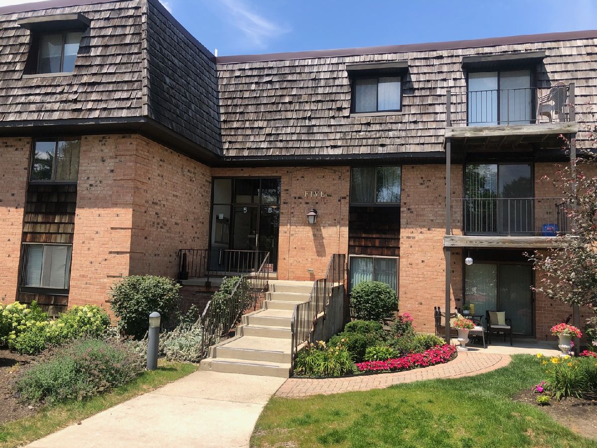 Condominiums Rented Arbors Buffalo Grove Illinois, 5 Oak Creek