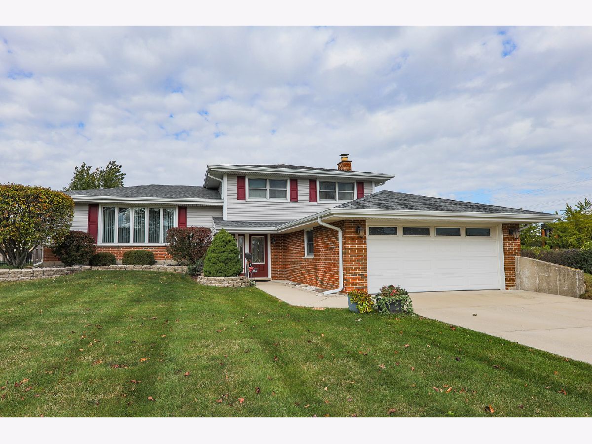 Homes Rented Farmingdale South Darien Illinois, 1202 Iroquois