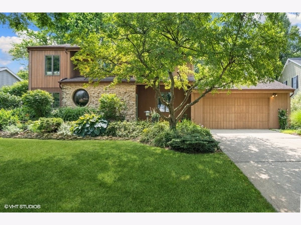 Homes & Condos & Townhomes Sold Williamsburg Commons Elgin Illinois, 1985 Jamestown