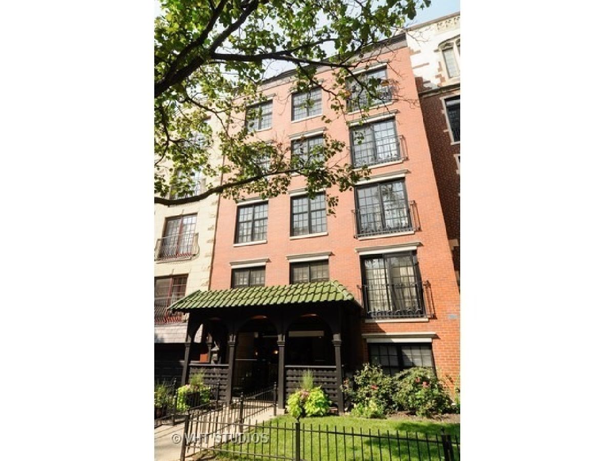 Condominiums Rented Barry By The Lake Chicago Illinois, 512 Barry