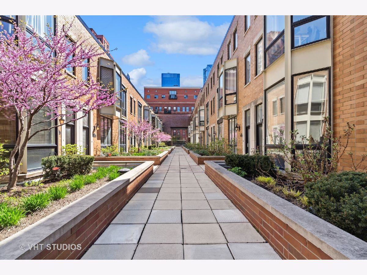 Townhomes Sold Fulton Court Chicago Illinois, 660 Fulton