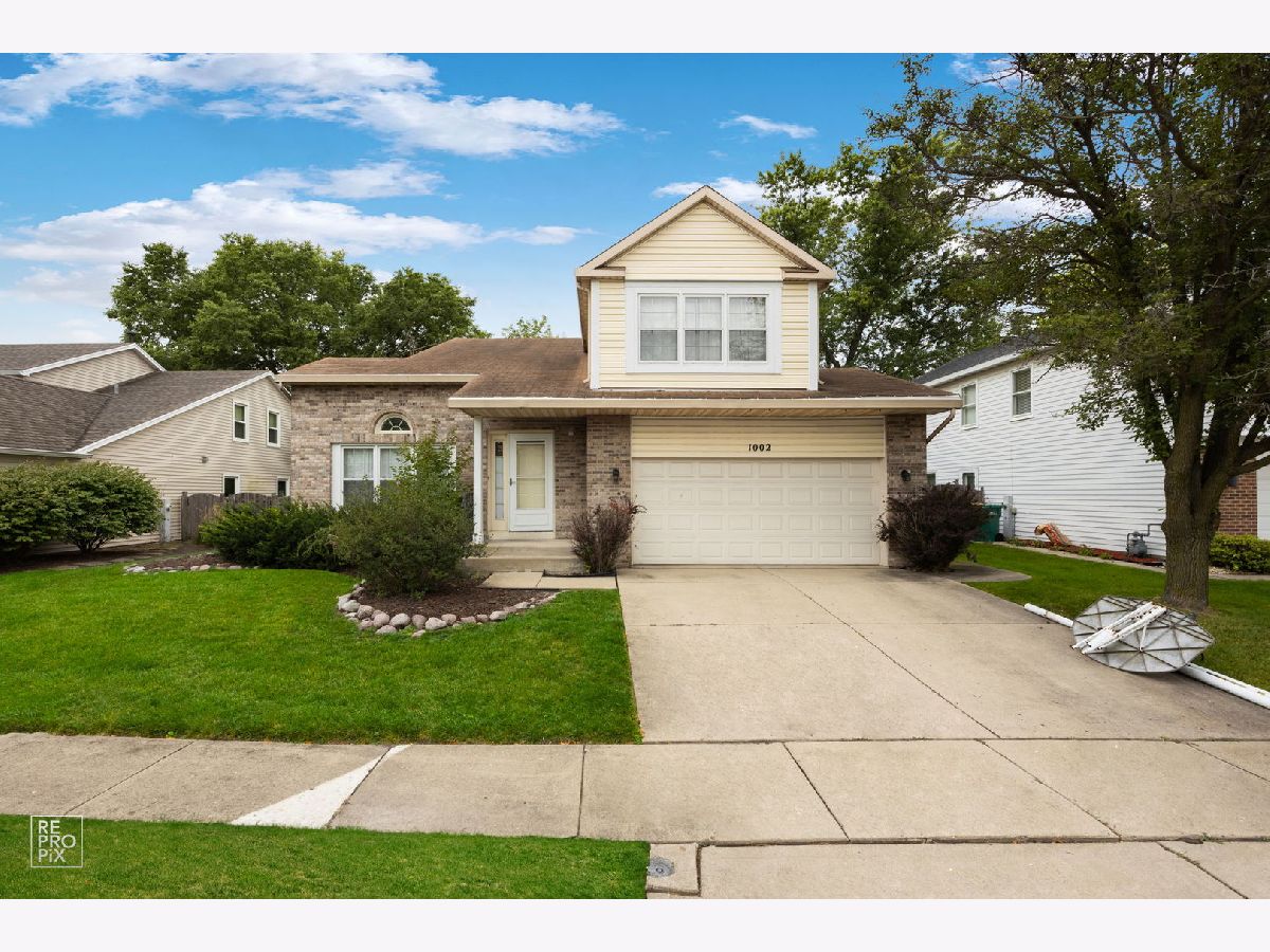 Homes Rented Astor Place Buffalo Grove Illinois, 1002 Hobson