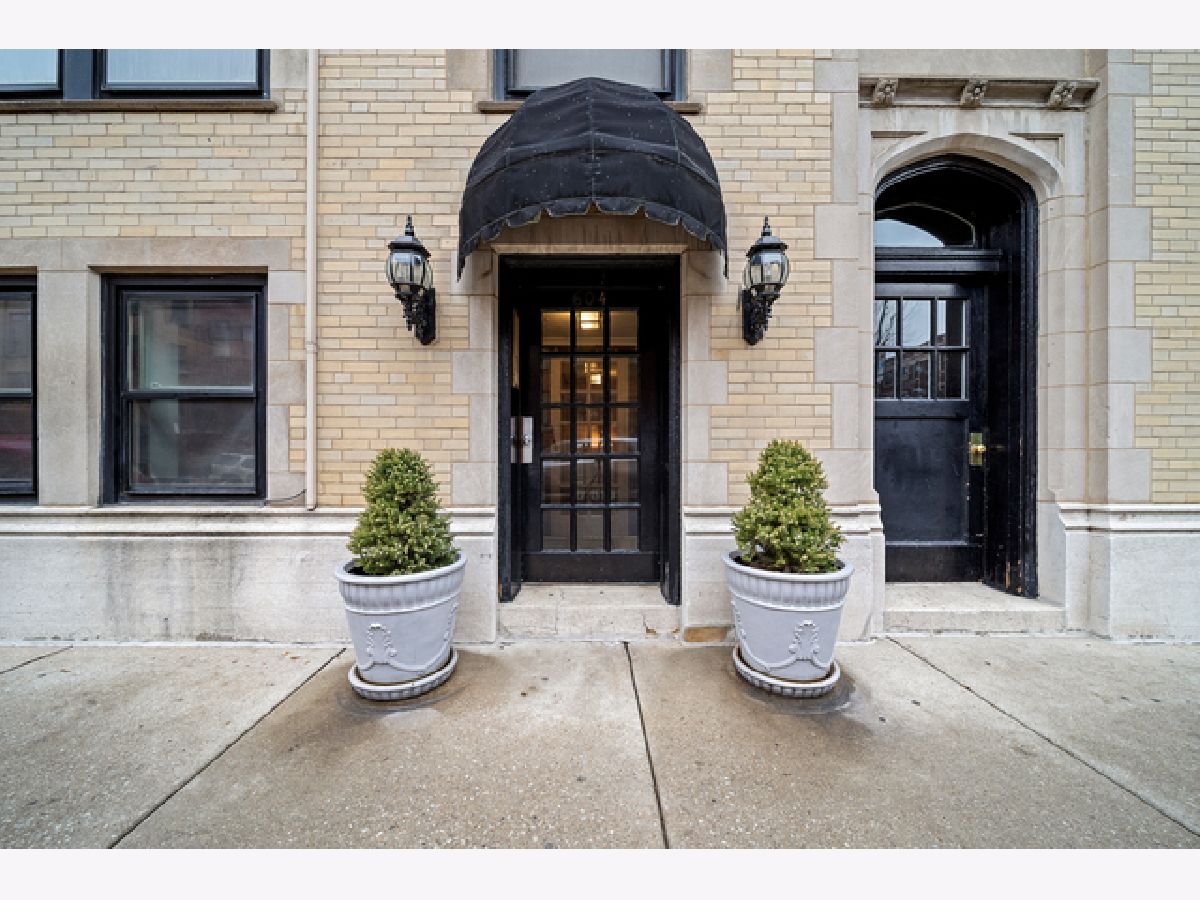 Condos & Townhomes Rented Pine Grove Court Chicago Illinois, 604 Addison