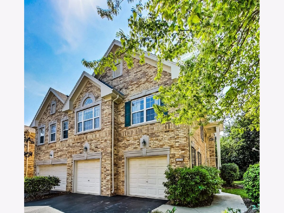 Townhomes Sold Sarahs Glen Vernon Hills Illinois, 1232 Christine
