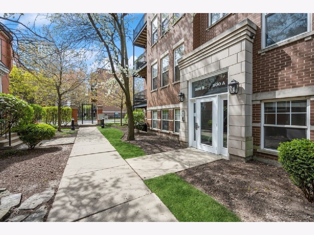 Townhomes & Condos & Homes Sold Old Town Square Chicago Illinois, 300 Scott