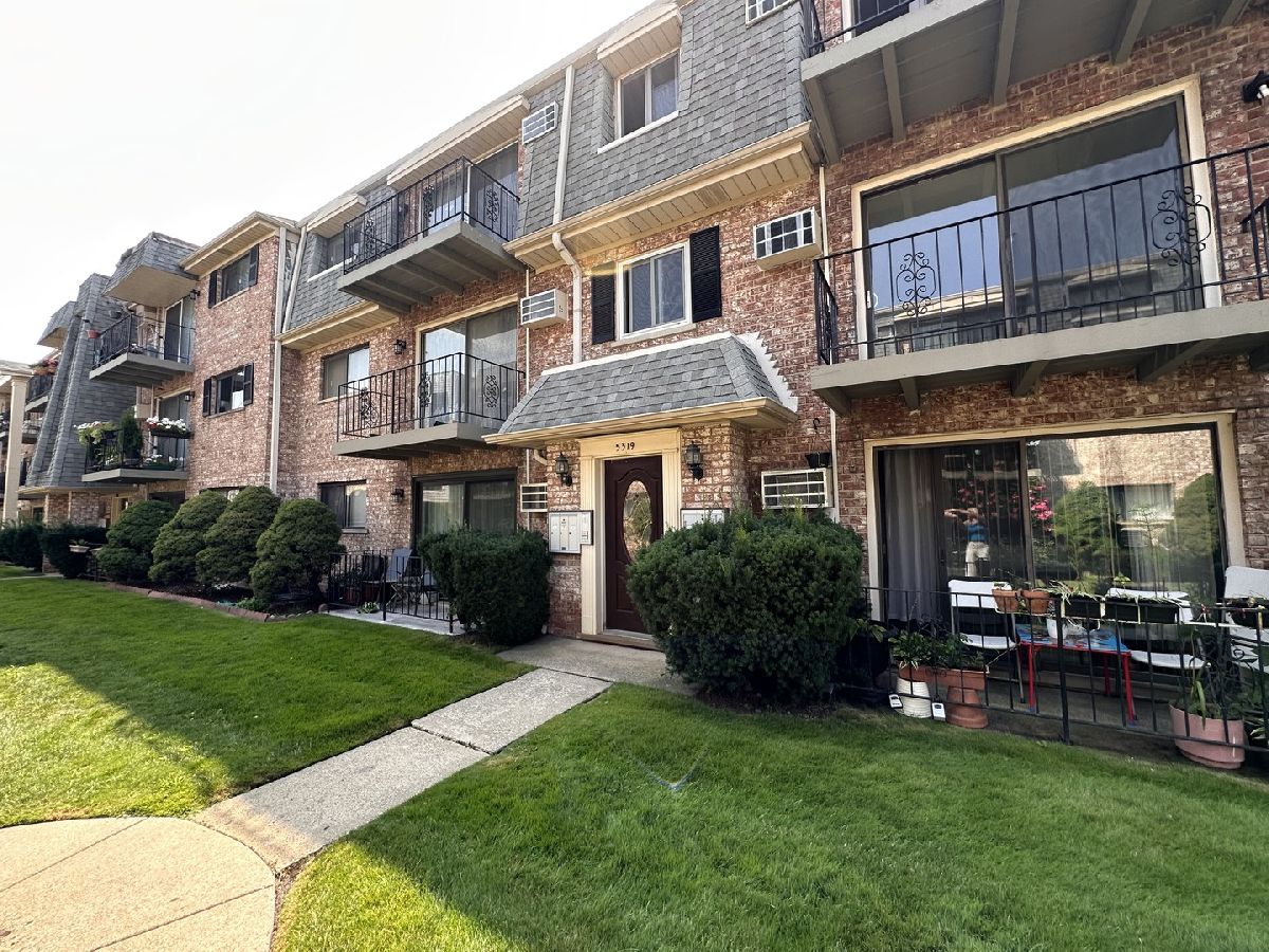 Condominiums Sold Innisbrook Chicago Illinois, 5319 Delphia